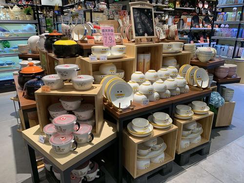 云梦店家庭用品高架美陈及堆码图片